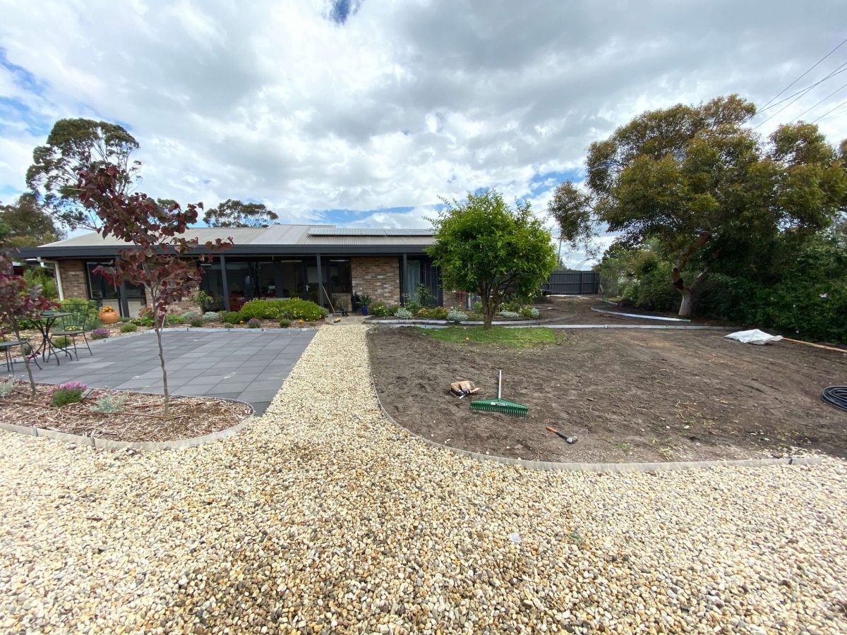 Lawn mount eliza edging pebbles
