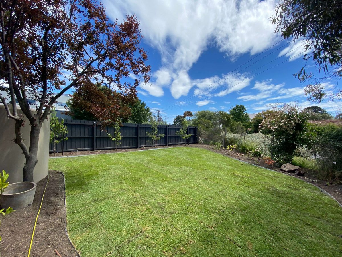 Lawn mount eliza edging pebbles